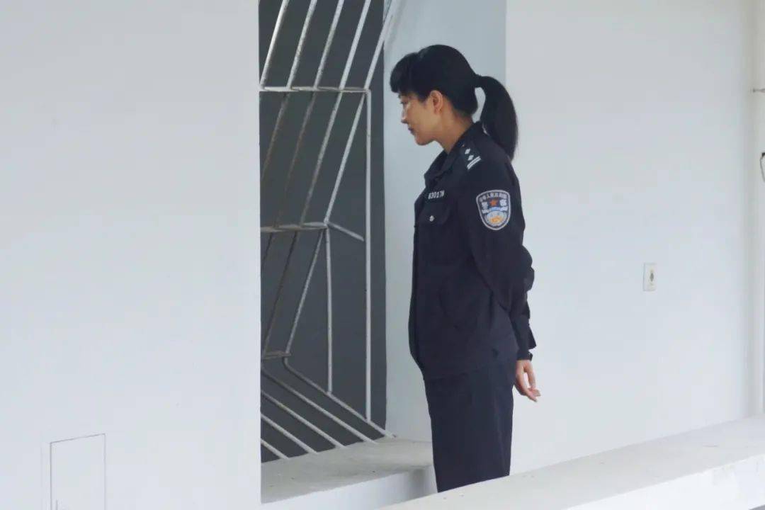 00后女警被审讯对象气到捶墙,热血女警遭遇挑战，审讯现场的紧张氛围