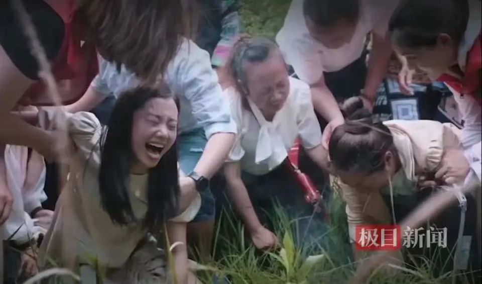 杨妞花首次目睹余华英手颤的瞬间，双手颤抖的瞬间触动心灵