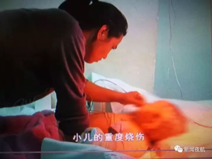爱情的力量与坚韧精神，女生背小儿麻痹症男友征服泰山之巅