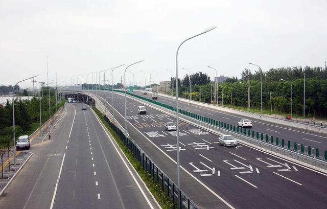 最新交警路况提示，交通流量分析