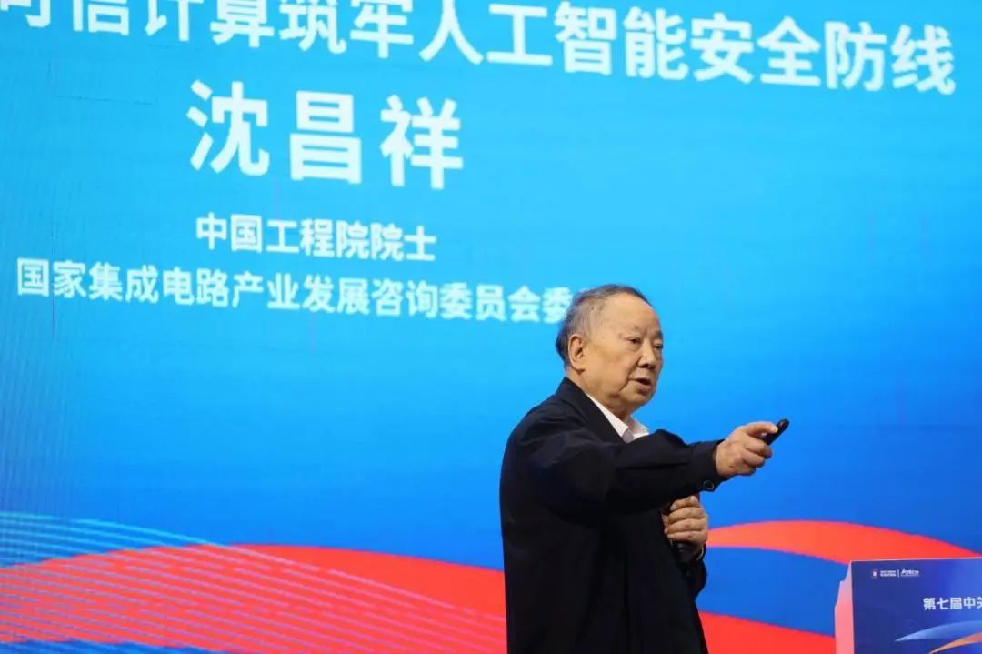 探索前沿科技领域的引领者——陈最新坤