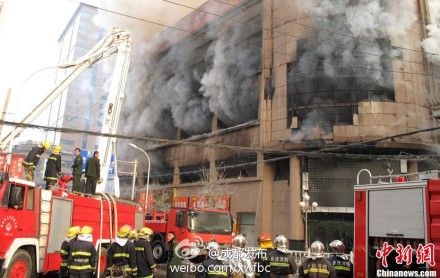 河北公寓火灾突发，21人被困楼顶——紧急疏散与应对