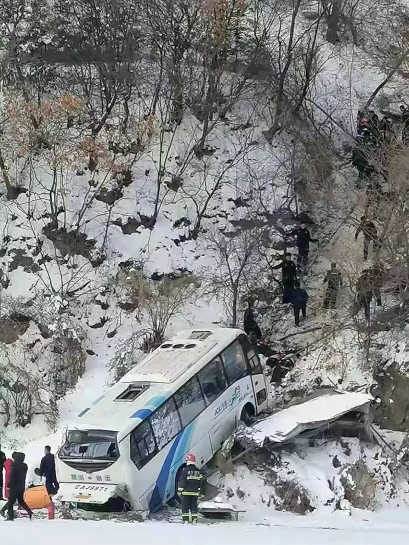 峨眉山客车冲下山事故背后的探险之旅惊魂与自然美景的呼唤