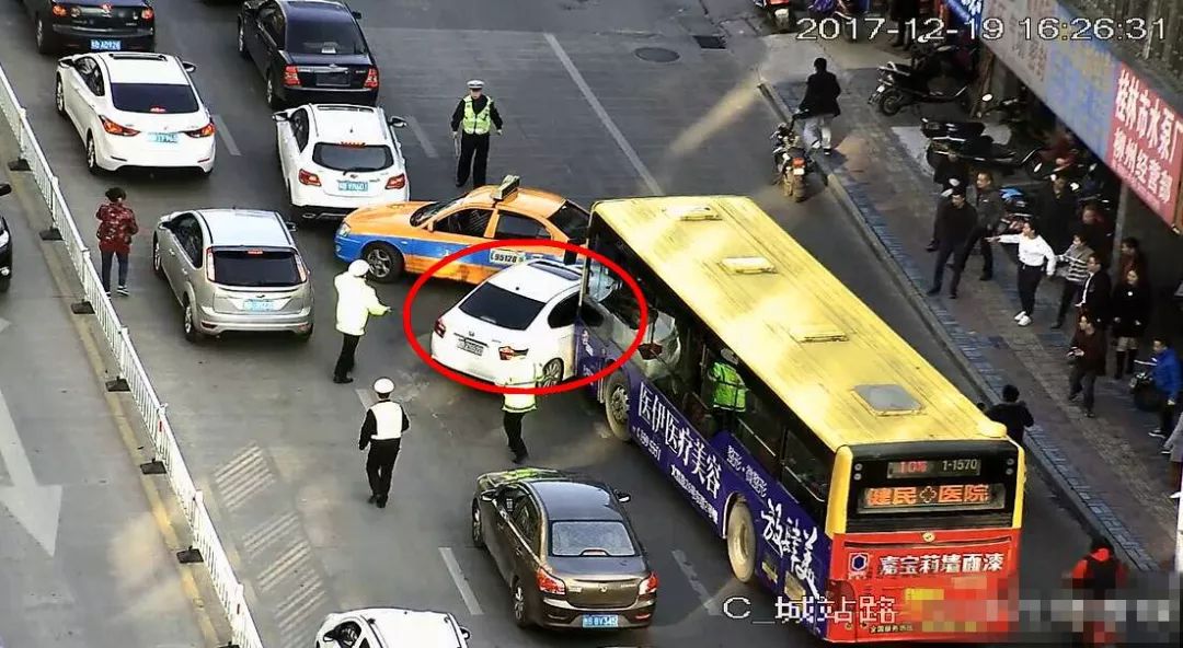 柳州本周突发事故车祸，紧急救援引发小红书热议的背后故事