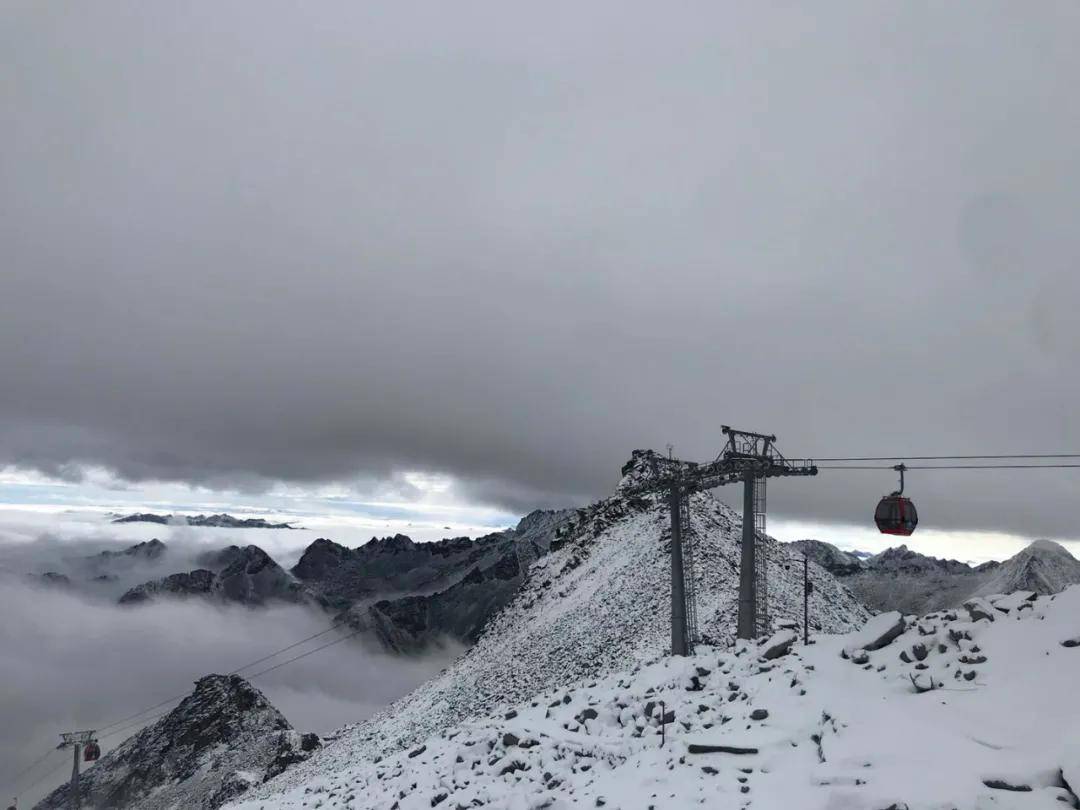 11月脑炎疫情下的心灵之旅，逃离阴霾，探索自然美景的启示