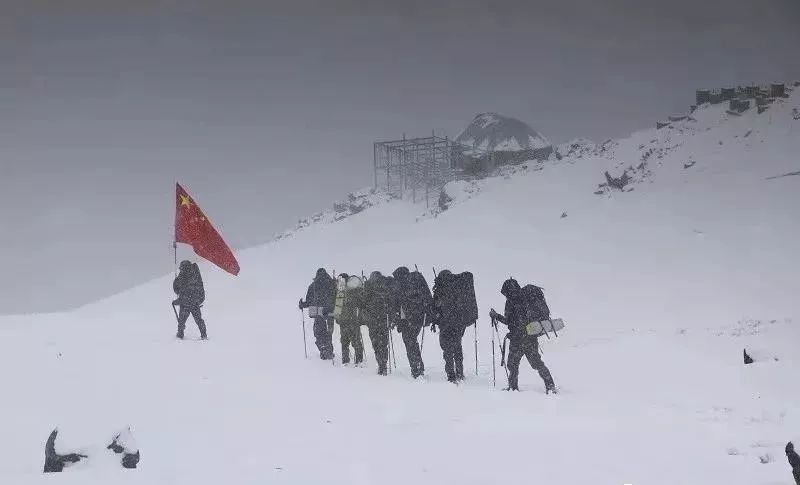 探寻内心的宁静与微笑，最新军事报道与踏遍山河之旅