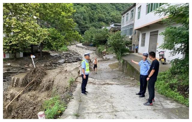 往年12月9日黄冈红安暴雨下的温馨小城故事