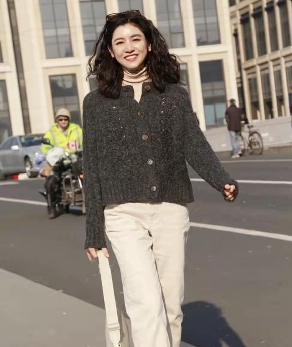 独家时尚短款针织上衣，时尚与舒适的完美融合