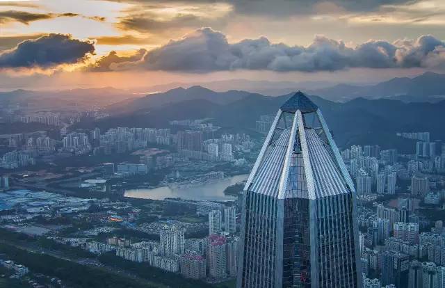高楼突发崩塌的视频，高楼突发崩塌的视频图片 