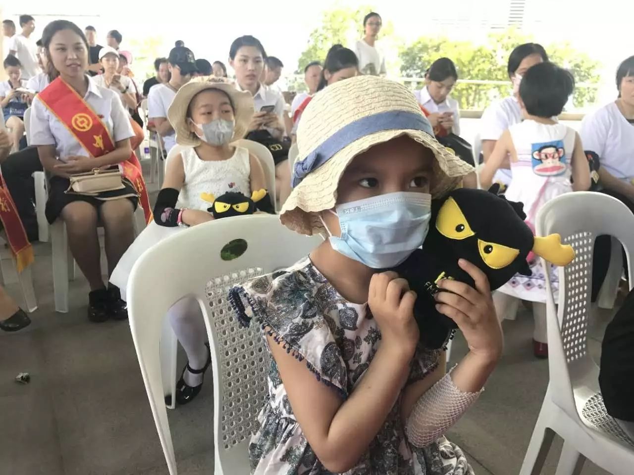 三岁男童飞机上突发不适，紧急救援与温暖关怀同行