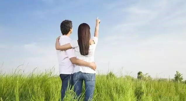 两个人不断结合，俩人结合在一起 