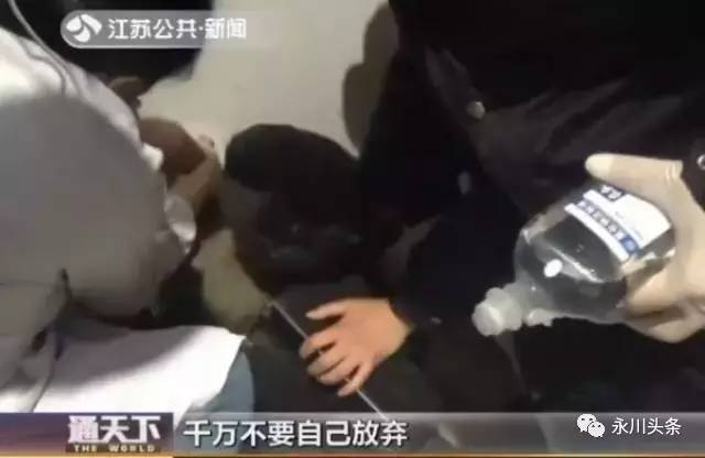 男子突发背人狂奔就医，男子突发背人狂奔就医视频播放 