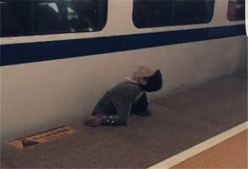 火车站突发意外，火车站摔倒死亡 