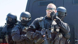 警匪遭遇突发枪战，某地发生了一起警匪枪战事件罪犯被当场击毙真是 