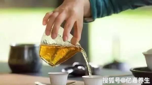 喝茶引发手抖背后的奥秘，茶文化与身体健康的微妙关联