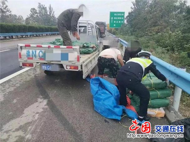 高速货车突发爆胎，高速上货车爆胎了怎么办救援多少钱 