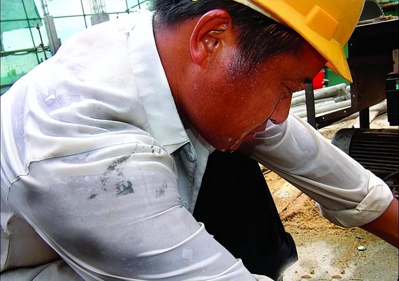 高温下工地劳作突发脑出血危机重重，紧急求助刻不容缓