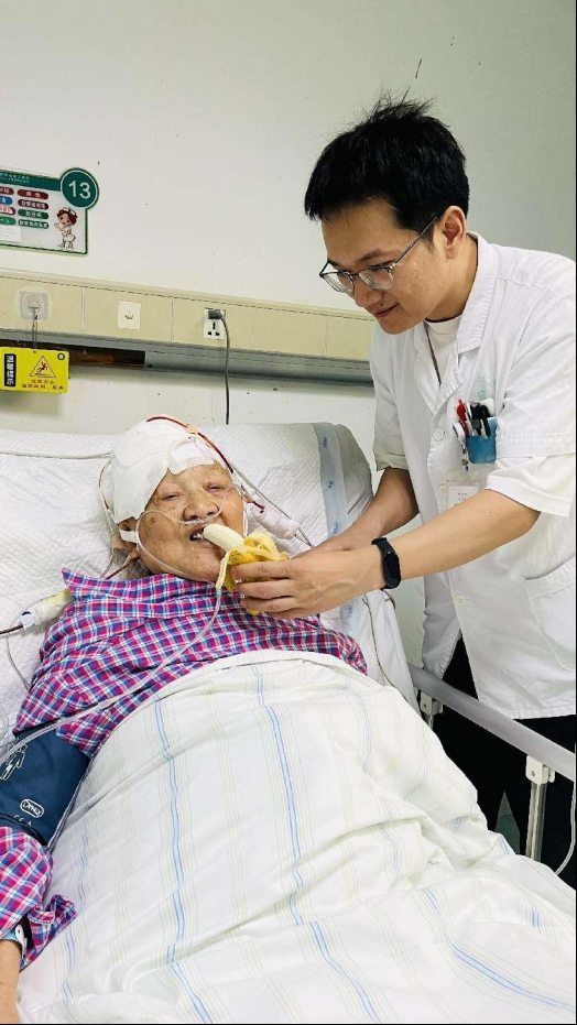 爷爷突发脑溢血视频，爷爷脑出血了心里很难受 