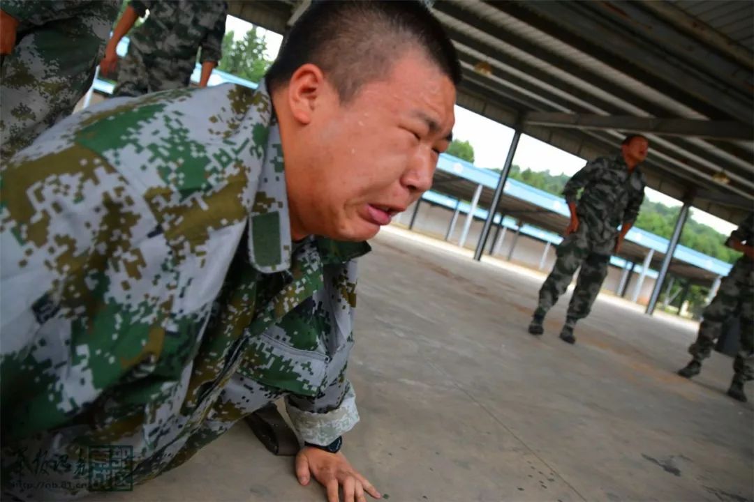 战友半夜突发癫痫， 