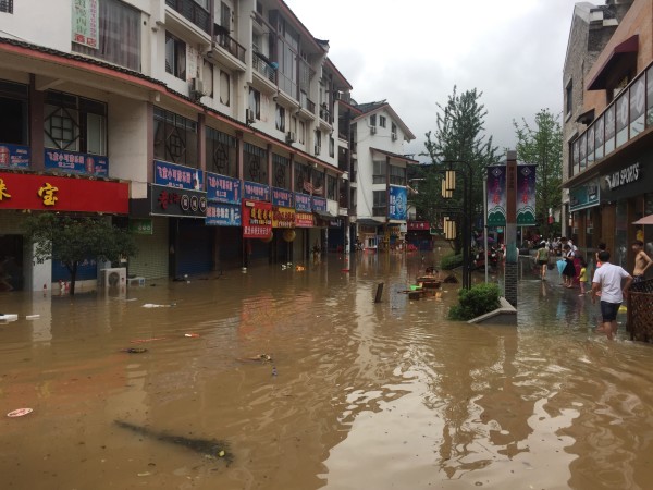 梦见城市突发洪水，梦到整个城市发大水大家一起逃亡 