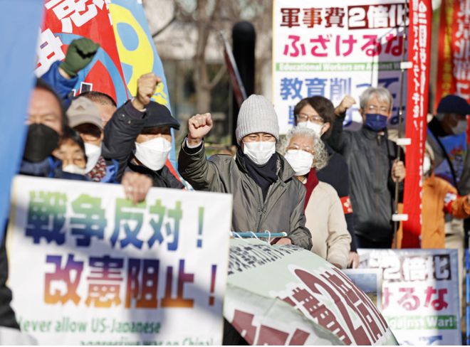 全球病毒威胁引发大规模抗议行动，各地民众齐声呼吁警惕疫情威胁