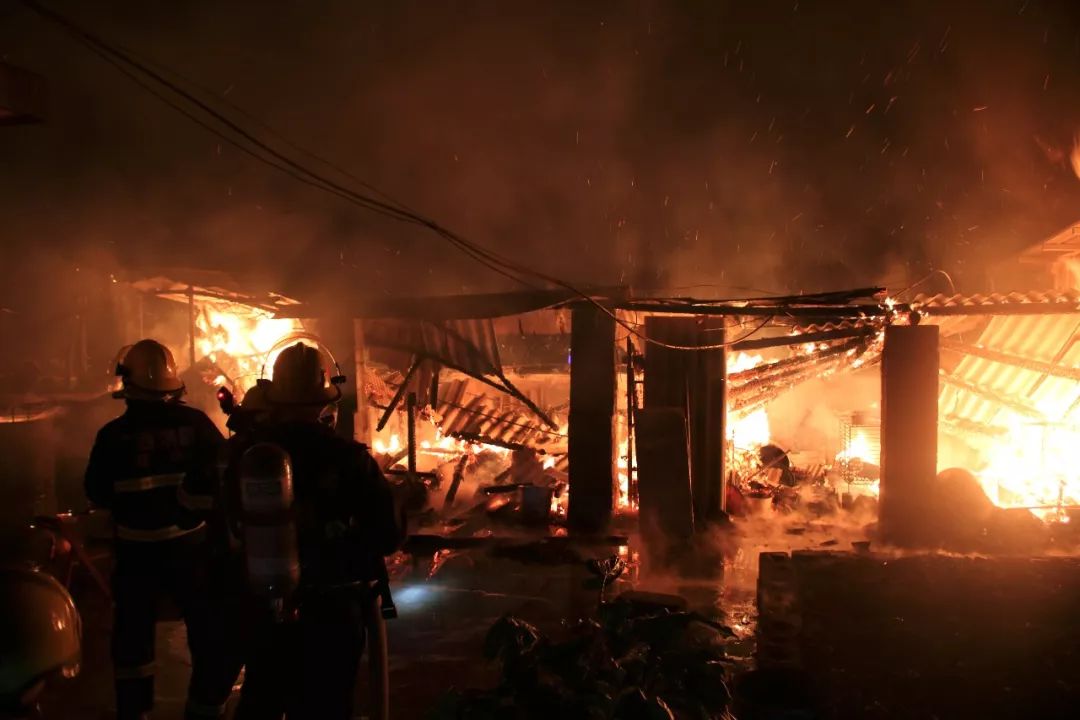 今晨淄博突发大火事件，现场情况揭秘
