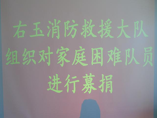 家庭温馨笑声连连，幸福氛围溢于言表