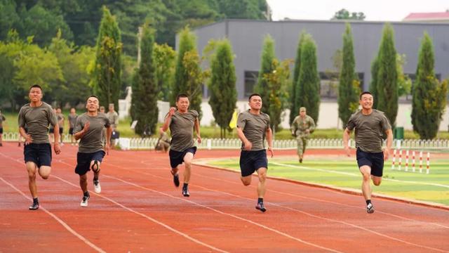 军人跑步比赛新规视频，激发潜能，展现军威风采