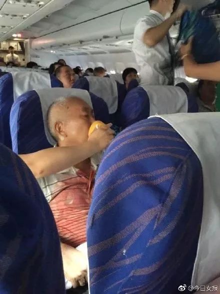 乘客突发疾病，空姐紧急施救展现真情服务