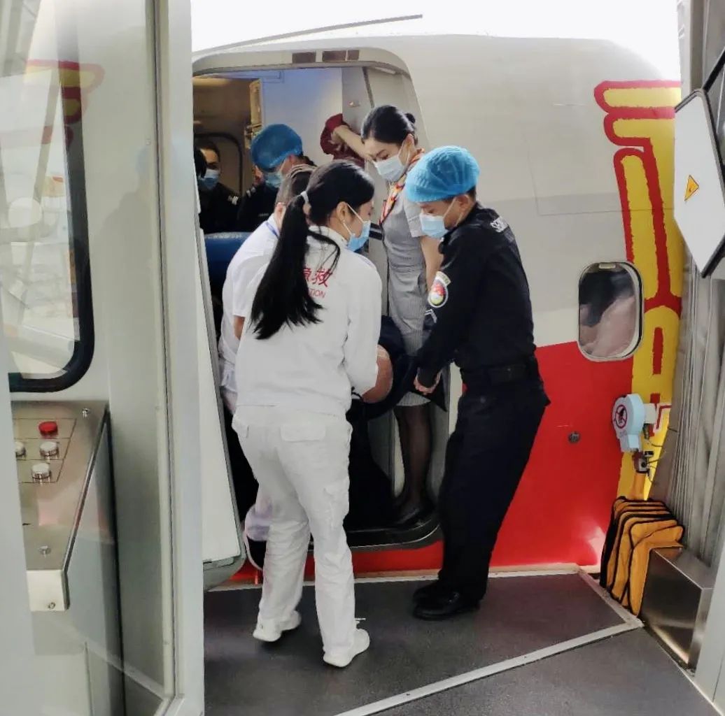航班突发疾病紧急救助，航空医疗服务的速度与温情