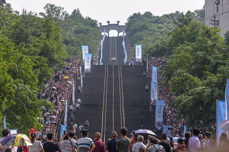 临桂火车站壮丽景色，一览众山小图片欣赏