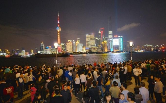 外滩之夜，哨声中的秘密故事