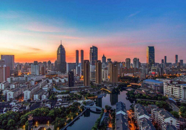 城市崛起见证，房产投资新热点，房价稳步上升之路